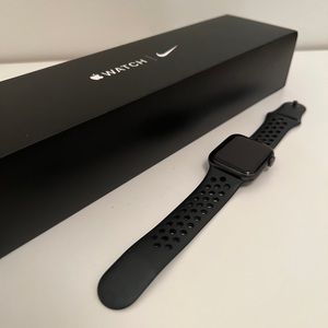 APPLE Watch Series 5 (40Mm) Space Grey Case With Black Sport Band - Cell + GP